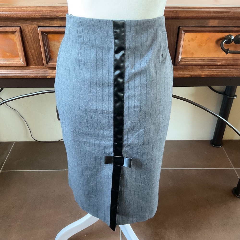 Speechless Pinstripe Pencil Skirt. Black/Charcoal. Size 9